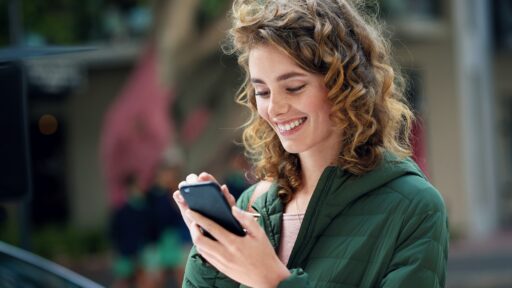Fröhliche Frau am Smartphone