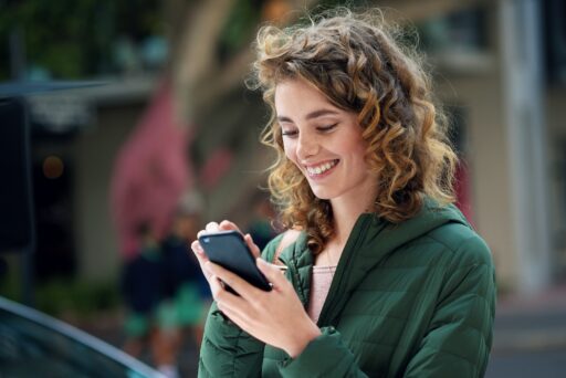 Fröhliche Frau am Smartphone