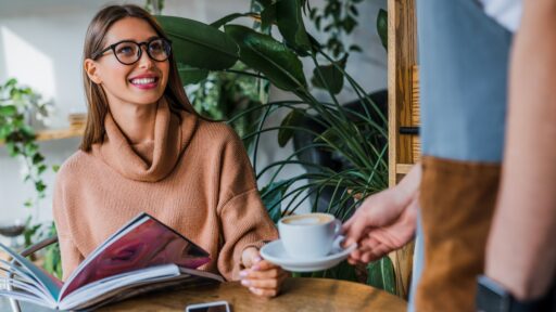 Flirt im Cafe