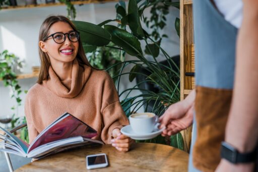 Flirt im Cafe
