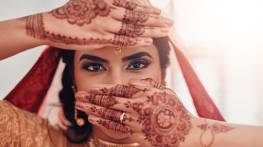 Indische Frau in Hochzeitsvorbereitungen