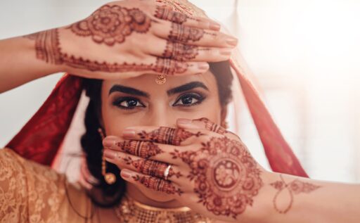 Indische Frau in Hochzeitsvorbereitungen
