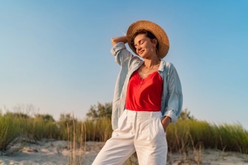 Modische Frau im Urlaub