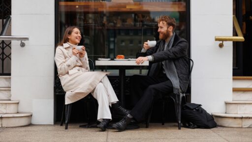 Paar am Flirten im Café