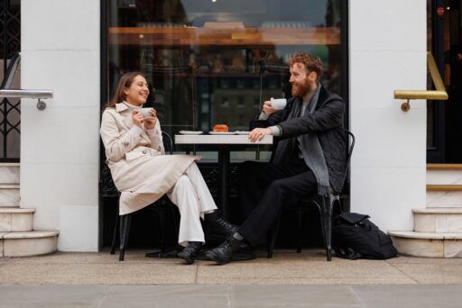 Paar am Flirten im Café