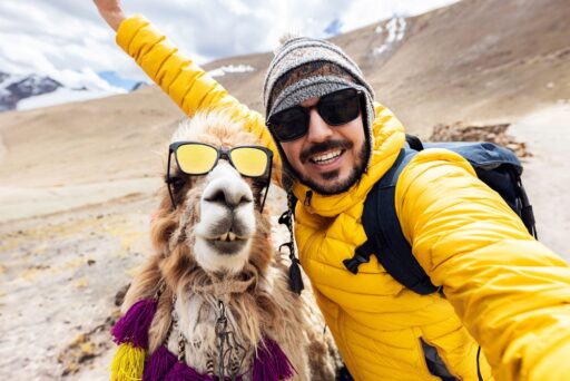 Mann im Urlaub mit Lama