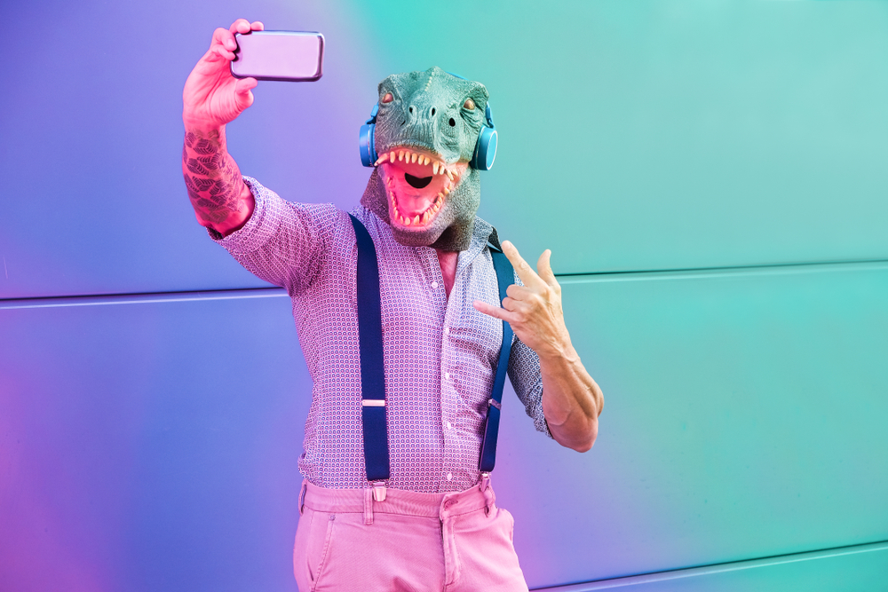 Mann im Dinosaurier-Kostüm
