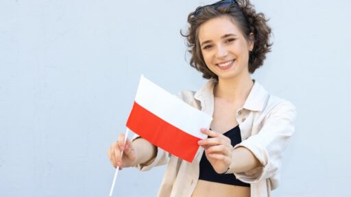 Polnische Frau mit Fahne
