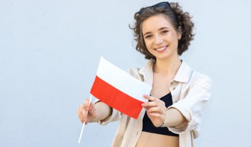 Polnische Frau mit Fahne