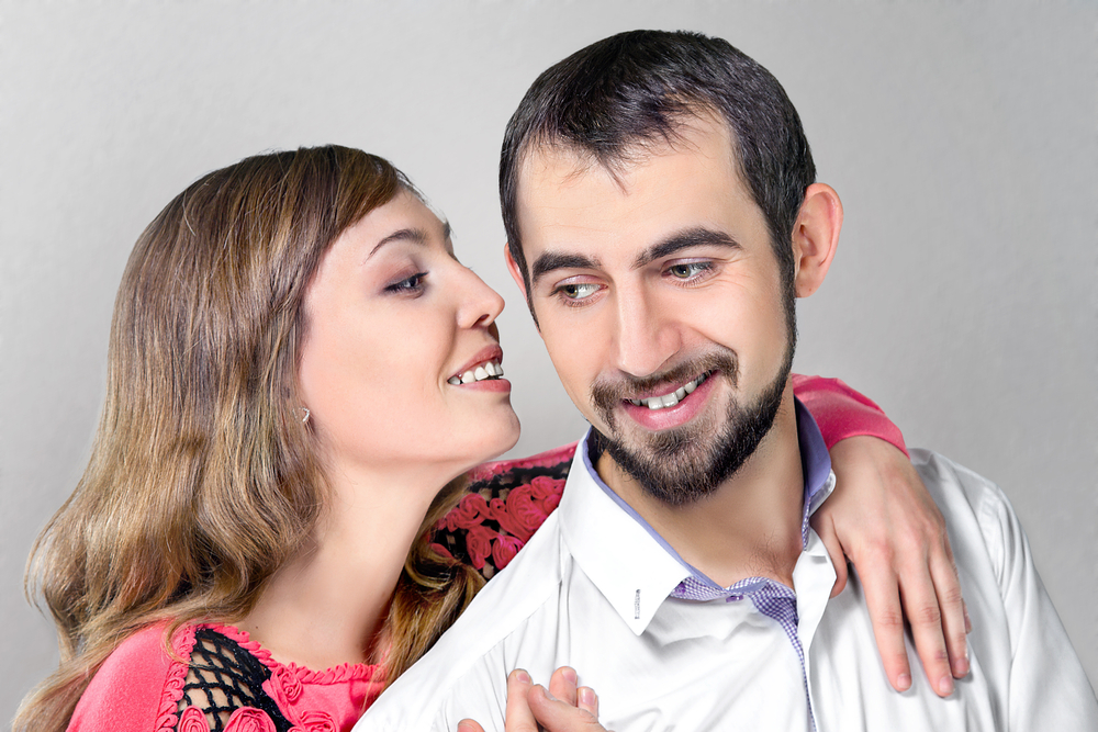Mann und Frau am Flüstern