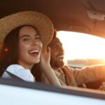 Spontane Trips: Paar im Auto