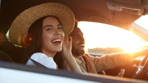 Spontane Trips: Paar im Auto