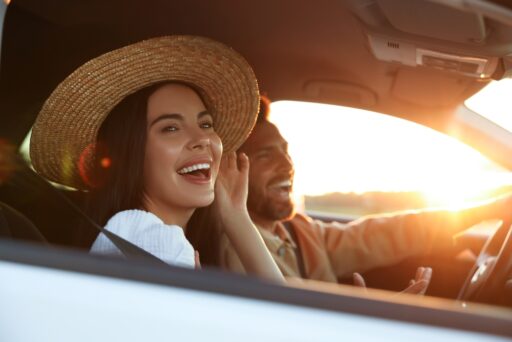 Spontane Trips: Paar im Auto