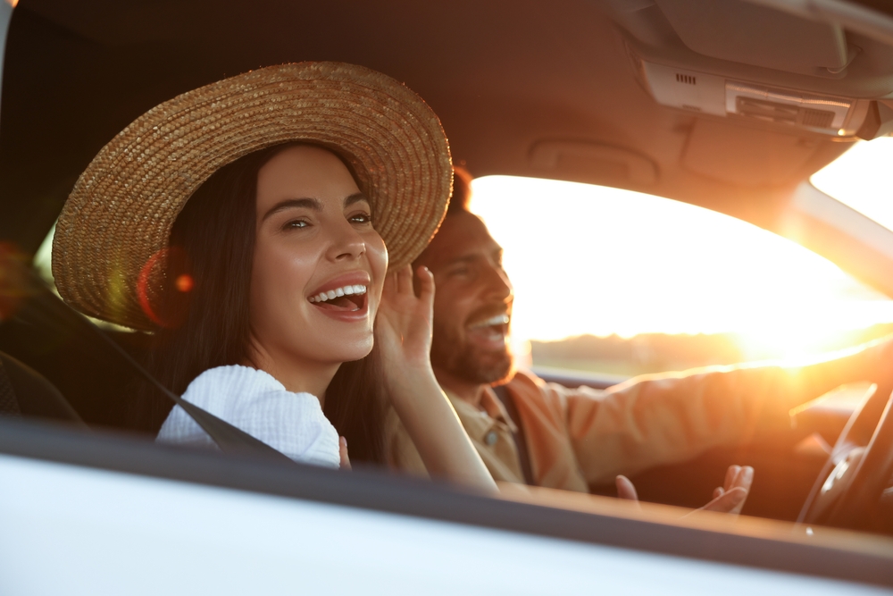 Spontane Trips: Paar im Auto