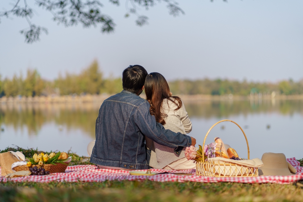 Liebespaar macht einen Picknick