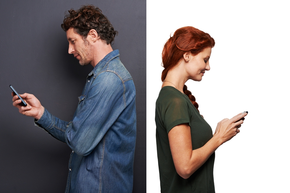Mann und Frau daten am Smartphone