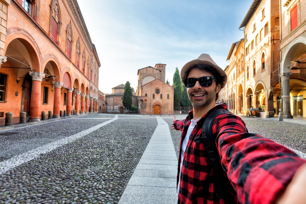 Mann macht Urlaub in Italien