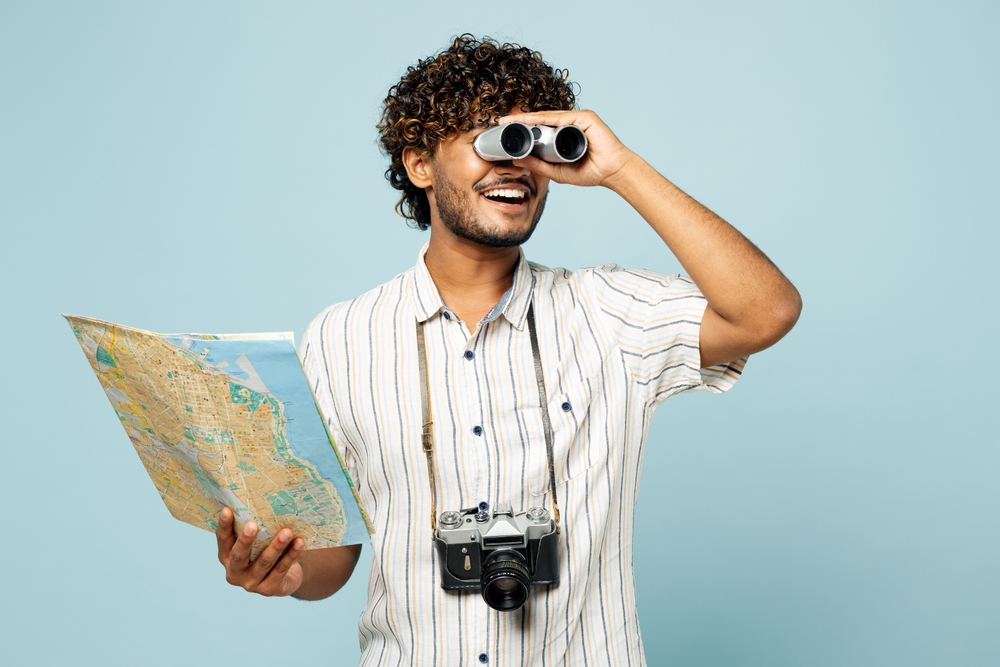 Mann mit Fernglas auf Reisen