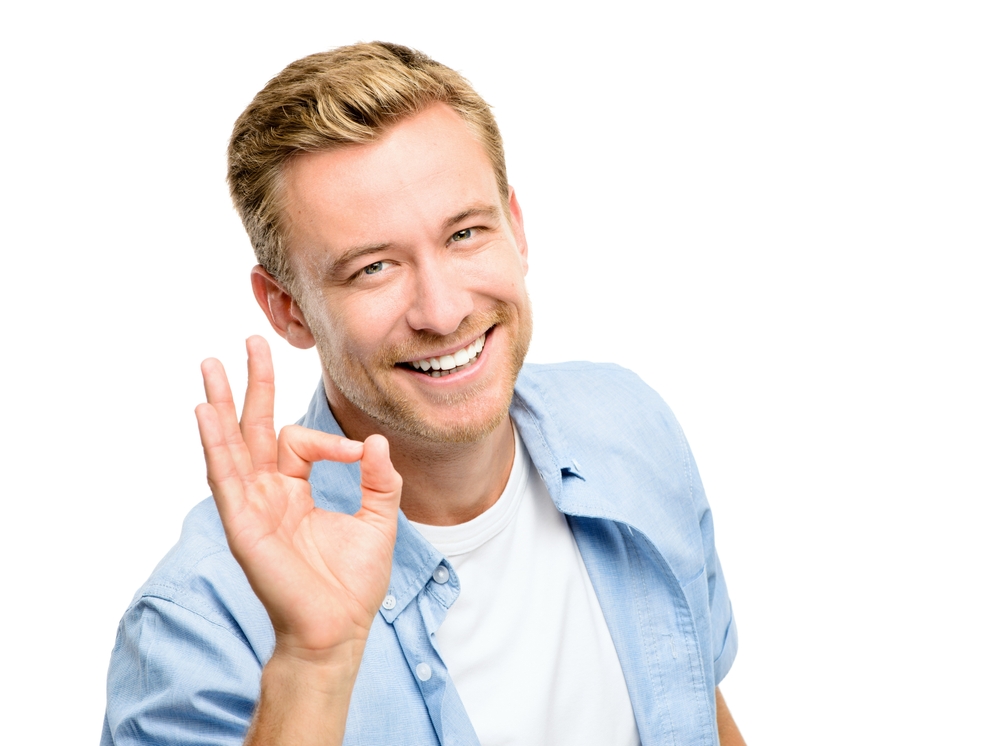 Gutaussehender Mann ist fröhlich