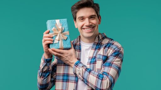 Mann mit Geschenk