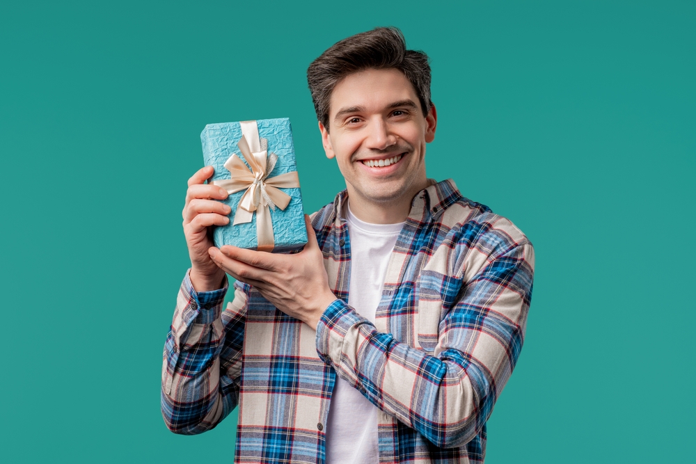 Mann mit Geschenk