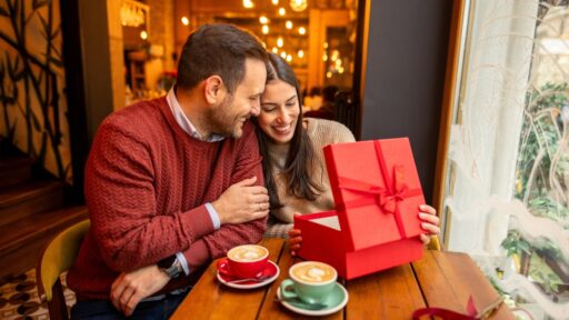 Dankbarkeit: Mann schenkt Frau ein großes Geschenk