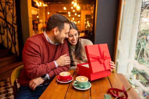 Dankbarkeit: Mann schenkt Frau ein großes Geschenk