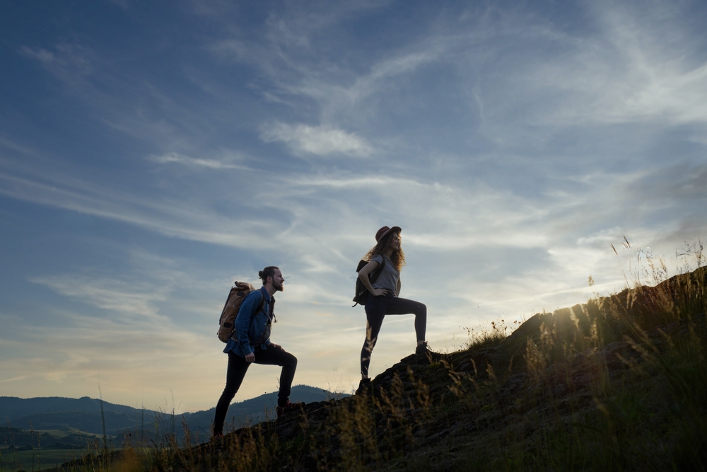 Paar beim Wandern in den Bergen