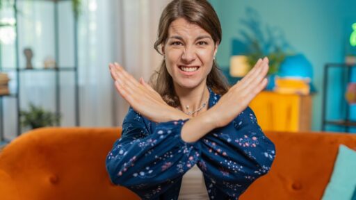 Frau kreuzt die Arme zu einem "nein"