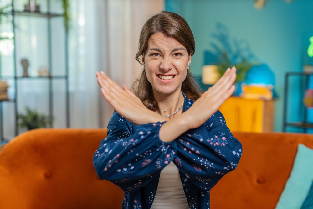 Frau kreuzt die Arme zu einem "nein"
