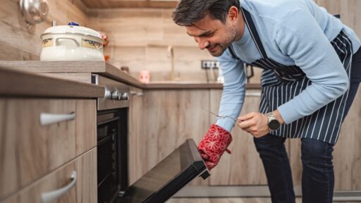 Kochende Kerle: Mann am Backofen