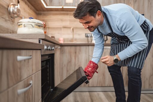 Kochende Kerle: Mann am Backofen