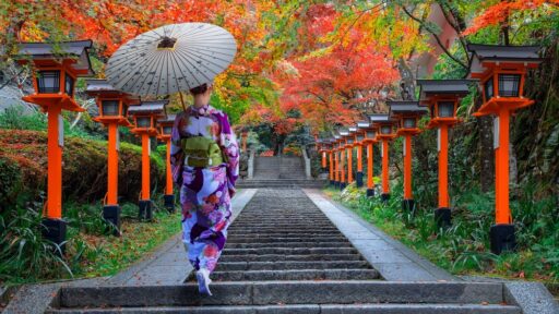 Japanische Frau beim Spaziergang