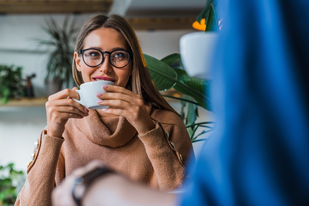 Junge Frau mit einer Tasse Kaffee