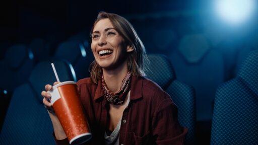 Frau allein im Kino