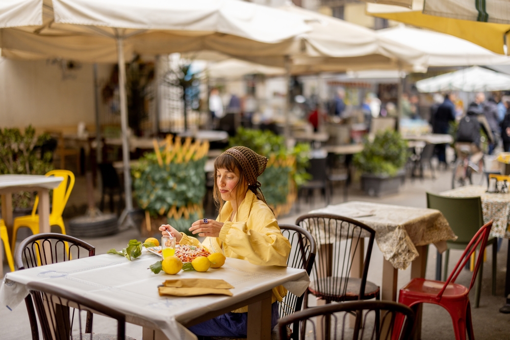 Frau allein im Cafe