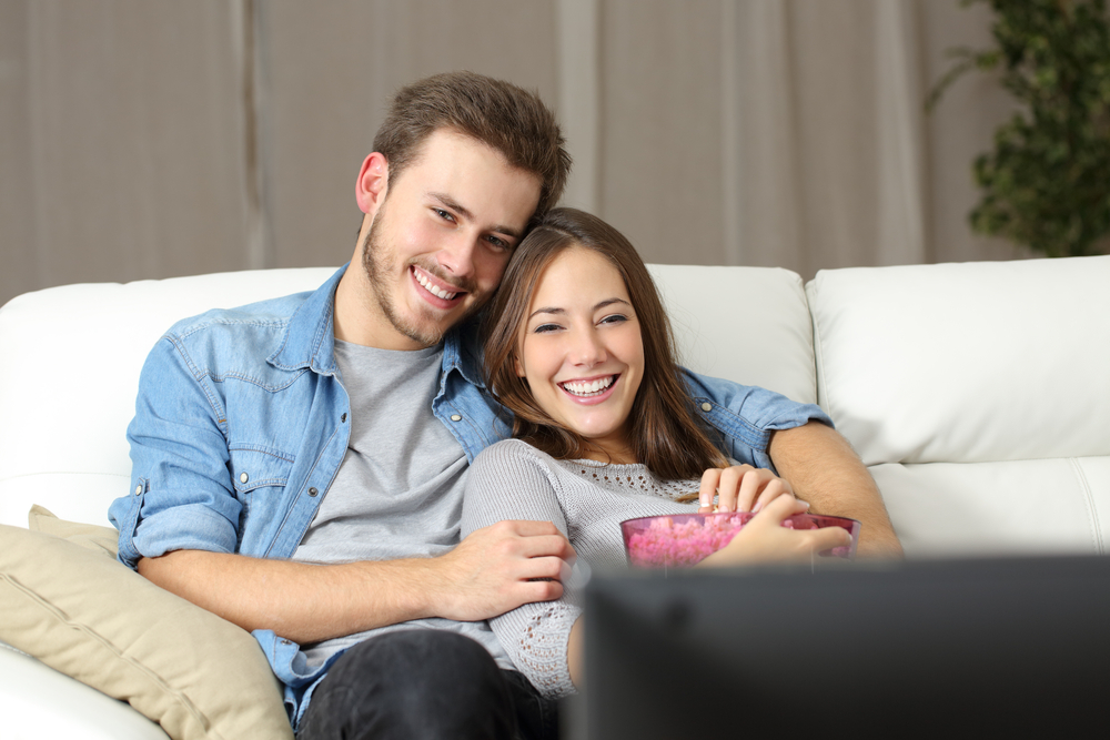Glückliches Paar auf dem Sofa