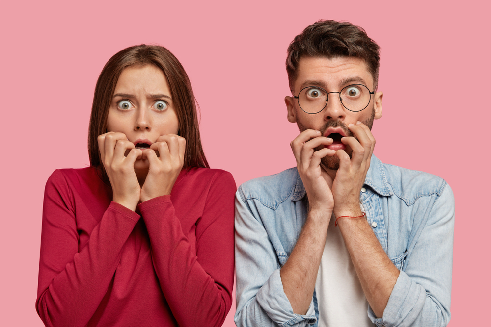 Mann und Frau schauen erschrocken