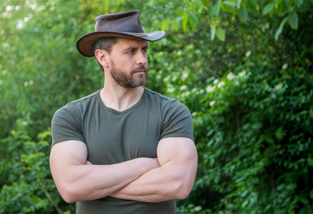 Typischer Macho-Mann im Jäger-Look