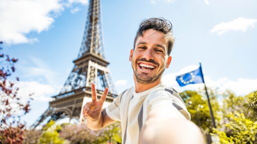Mann macht Selfie vor Eiffelturm in Paris