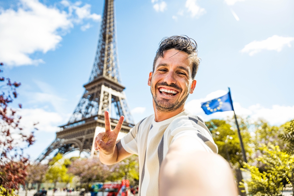 Mann macht Selfie vor Eiffelturm in Paris