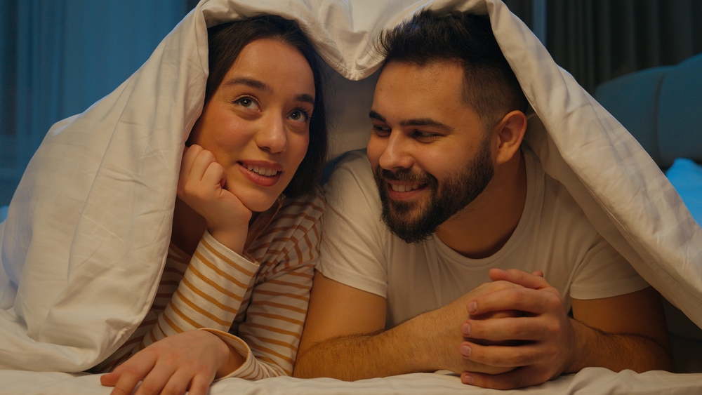 Verliebtes Paar unter der Decke